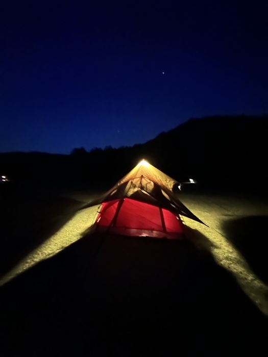 夜に明かりが灯ったテント