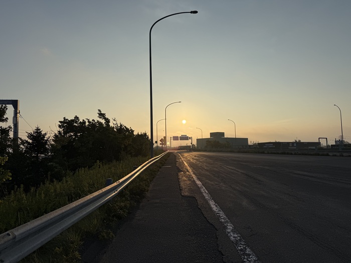 早朝の北海道を走る道