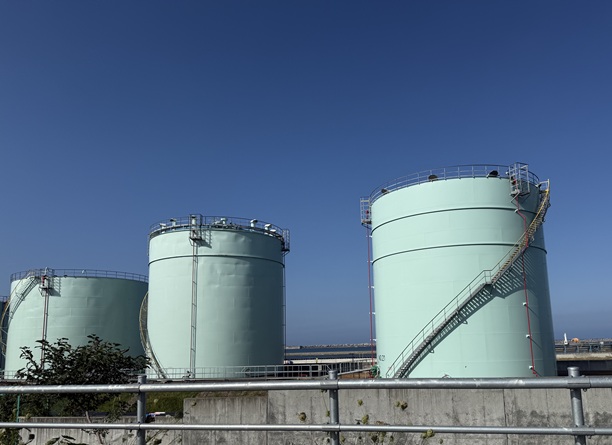 オロロンライン沿いの大きなタンク