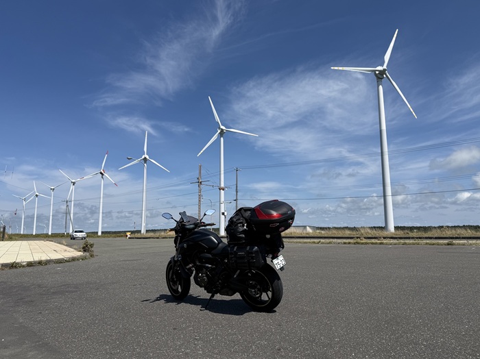 オロロンラインの風車とMT-07