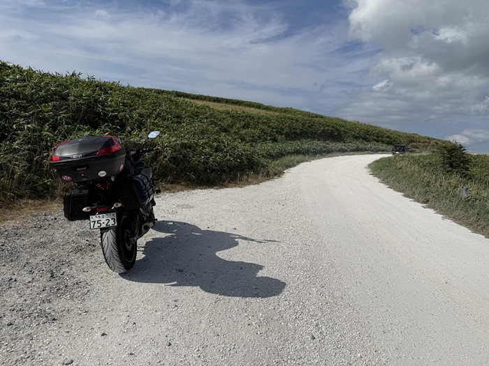 宗谷丘陵の白い道とMT-07
