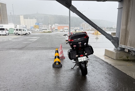 大雨の稚内港でフェリーへ向かうMT-07