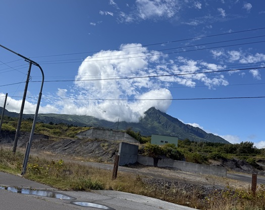 青空の下に見える利尻山