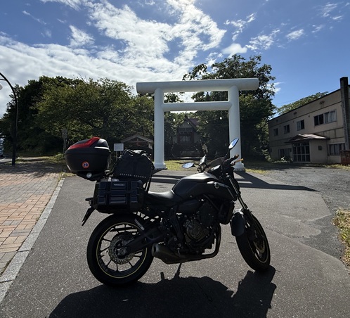利尻島の白い鳥居とMT-07
