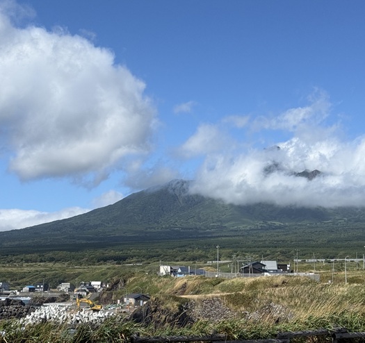 利尻島の町並みと利尻山