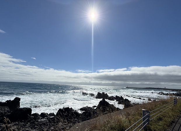 利尻島の海岸と太陽