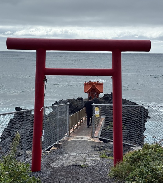 利尻島の海岸に立つ赤い鳥居と祠