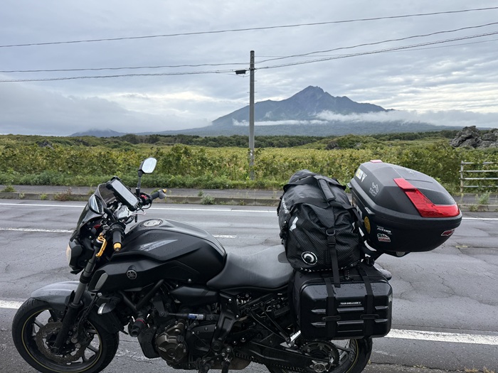 MT-07の後ろに見える利尻山