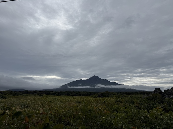 厚い雲の下に見える利尻山