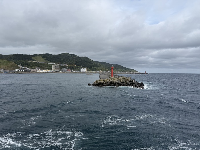 礼文島の香深港と赤い灯台