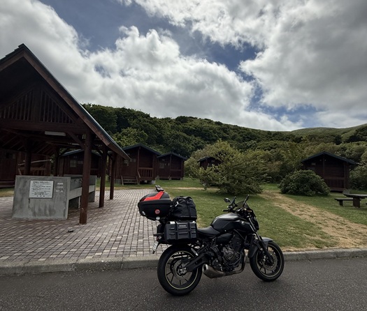 久種湖畔キャンプ場のバンガローとMT-07