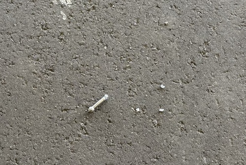 転倒した場所の路面に落ちた小さな部品
