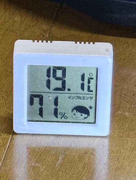 礼文島の夜の気温19.1度を示す温度計
