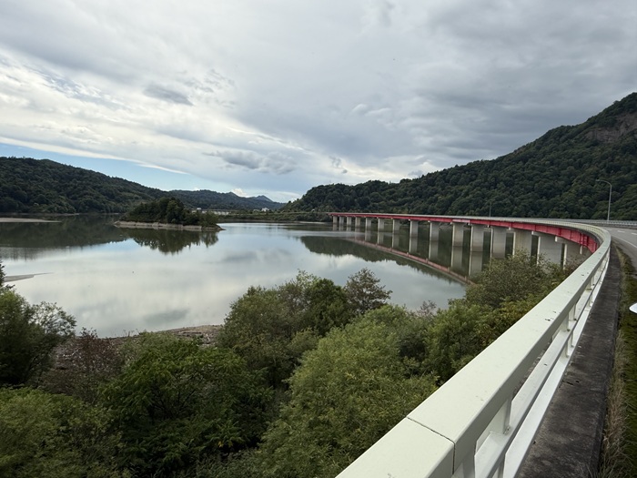 おびらしべ湖に架かる赤い欄干の橋