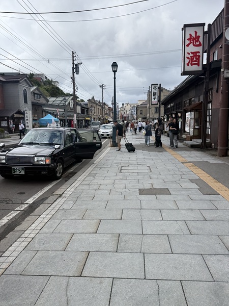 観光客でにぎわう小樽の堺町通り