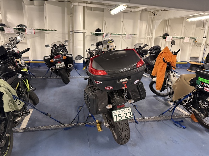 フェリー車両甲板に固定されたMT-07とバイク