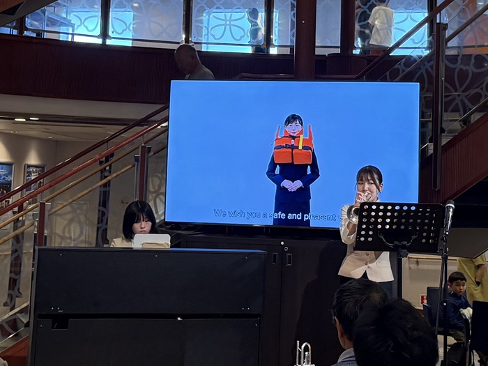 帰りのフェリー船内で行われた出航前の演奏