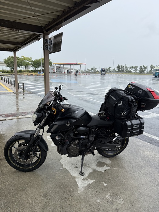 雨のサービスエリアで休憩するMT-07