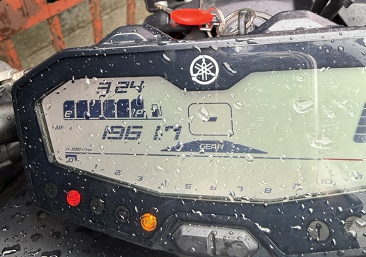 帰宅時の雨粒が付いたMT-07のメーター